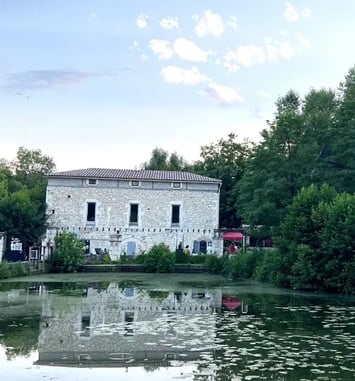 Du moulin seigneurial du XIIIe siècle au tiers-lieu alimentaire, créatif et écologique, le Moulin d'Eymet traverse le temps, résiste et se réinvente