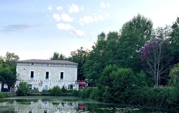 Du moulin seigneurial du XIIIe siècle au tiers-lieu alimentaire, créatif et écologique, le Moulin d'Eymet traverse le temps, résiste et se réinvente