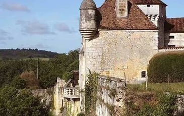 Visite guidée du château d'Aucors : découvrez les secrets d'une maison millénaire !